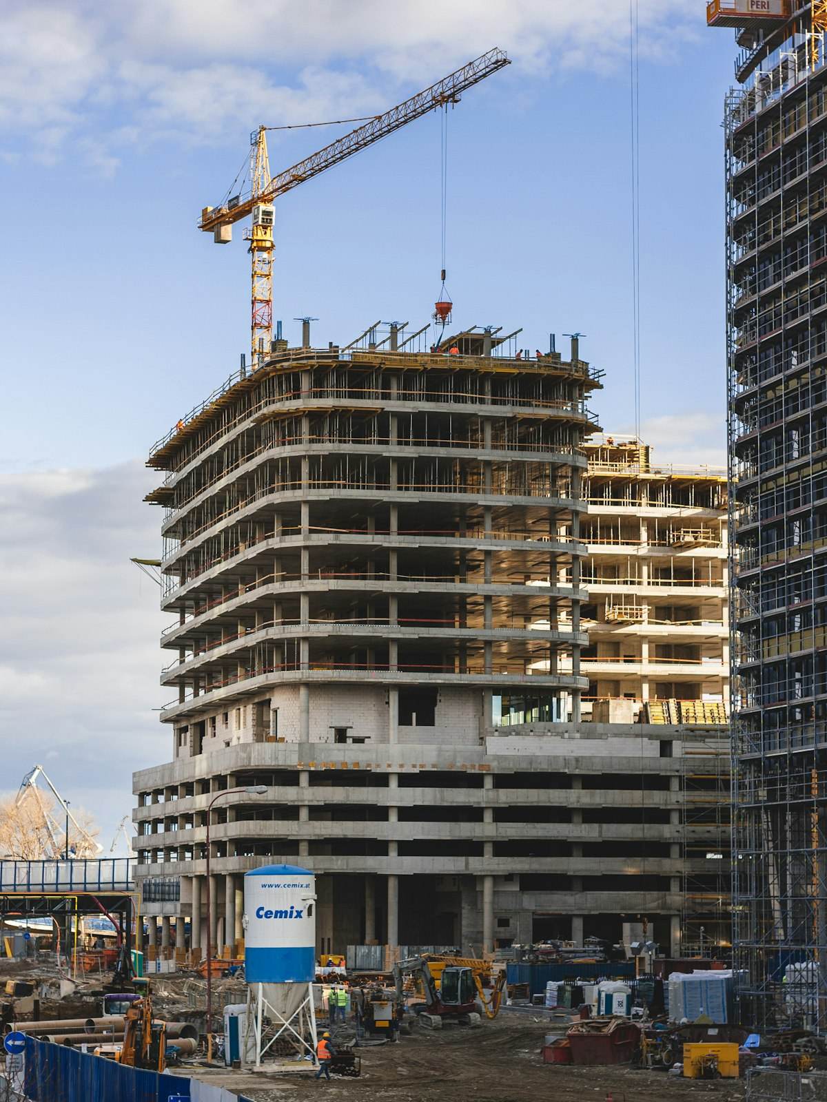 Edificio in costruzione: struttura in cemento armato e gru di cantiere